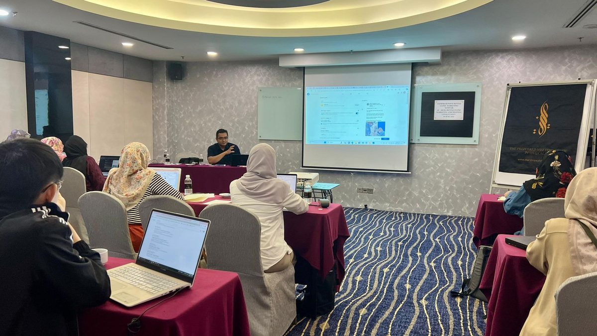 Sesi latihan meja bulat bersama peserta sambil melihat paparan kempen