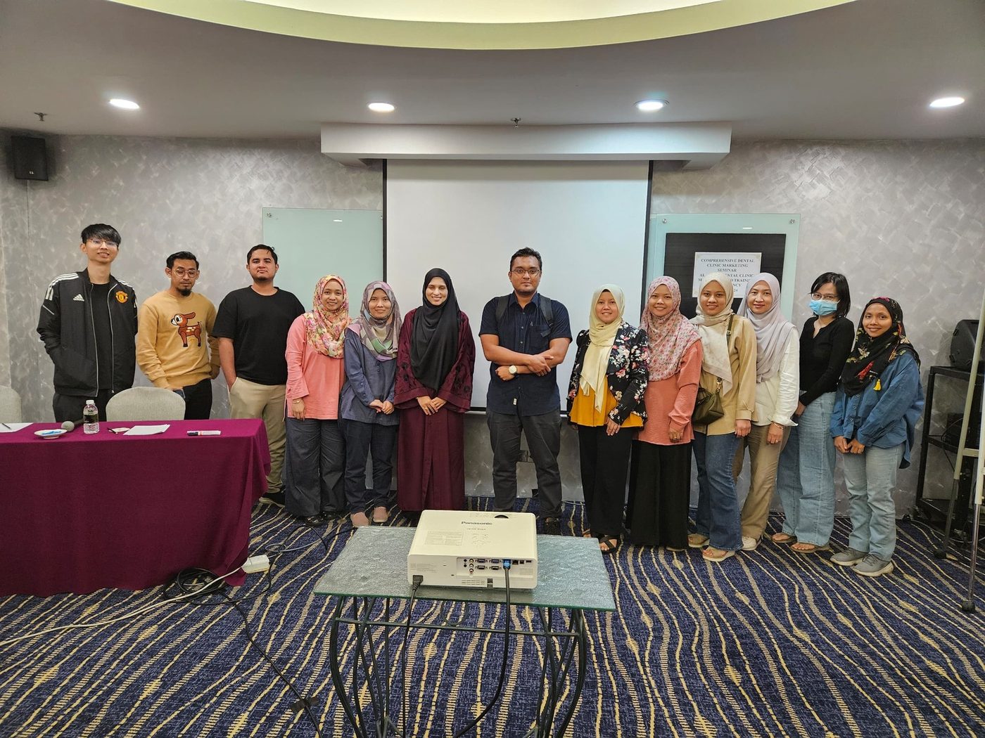 Sesi latihan pemasaran klinik pergigian bersama pemilik dan pengurus klinik
